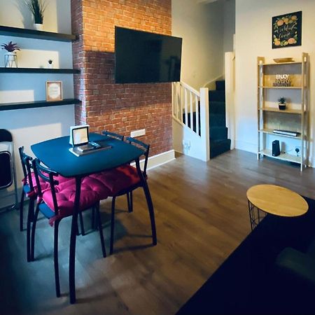 Large 4 Bedroom Home - Coventry City Centre エクステリア 写真