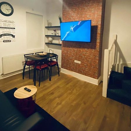 Large 4 Bedroom Home - Coventry City Centre エクステリア 写真