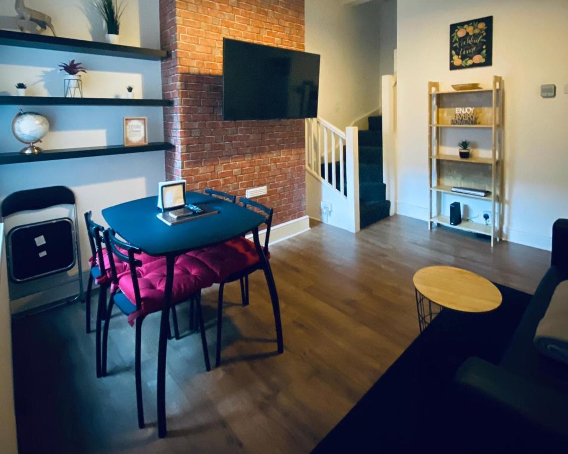Large 4 Bedroom Home - Coventry City Centre エクステリア 写真