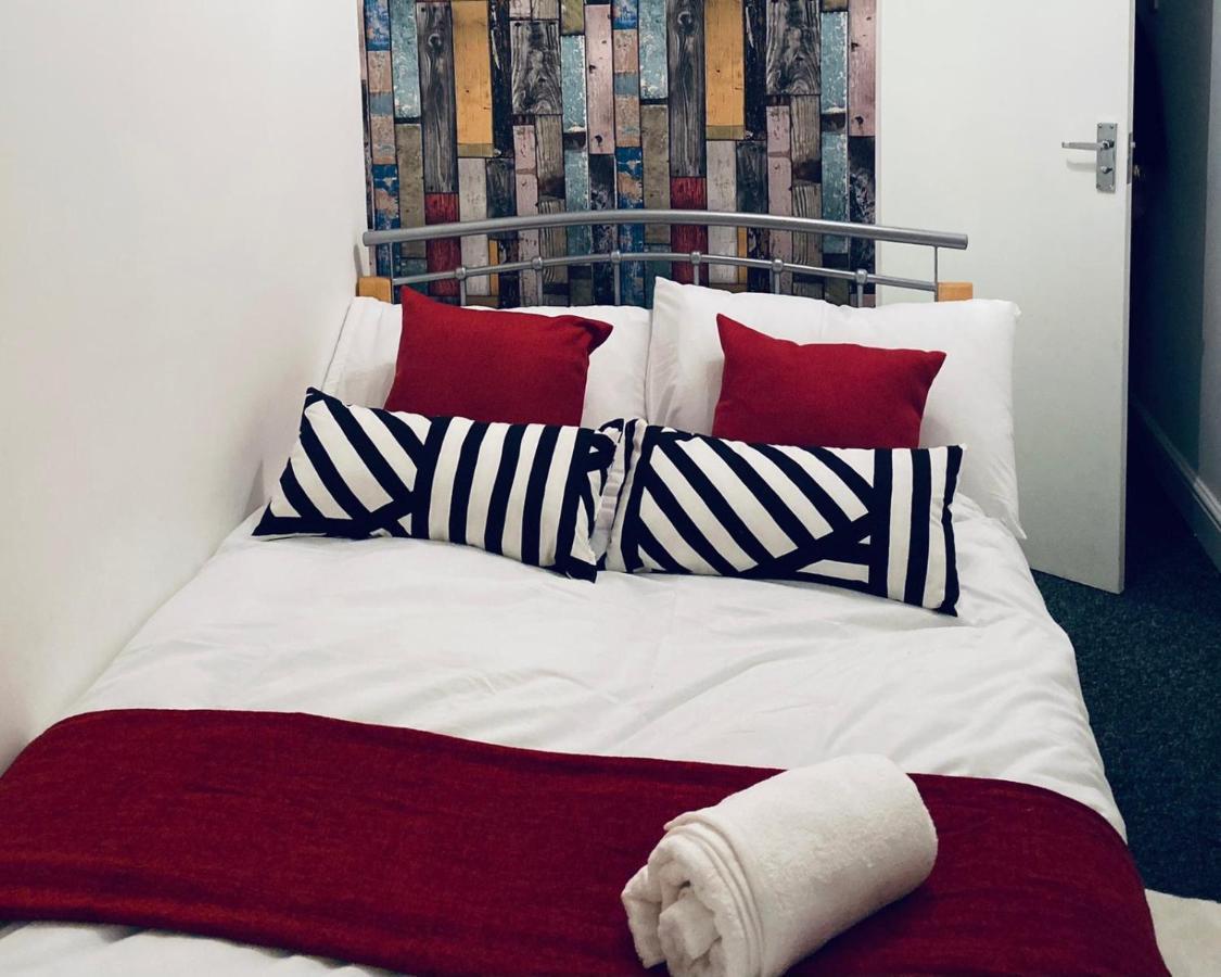 Large 4 Bedroom Home - Coventry City Centre エクステリア 写真