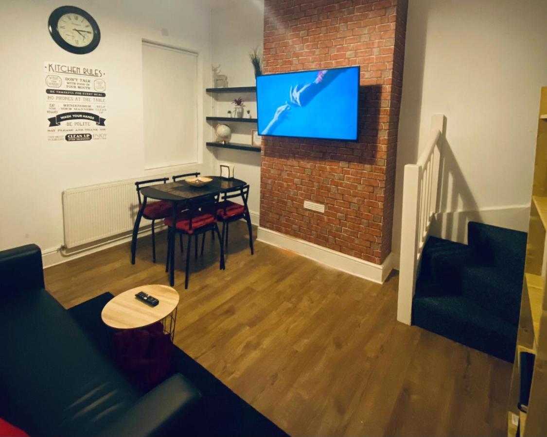 Large 4 Bedroom Home - Coventry City Centre エクステリア 写真