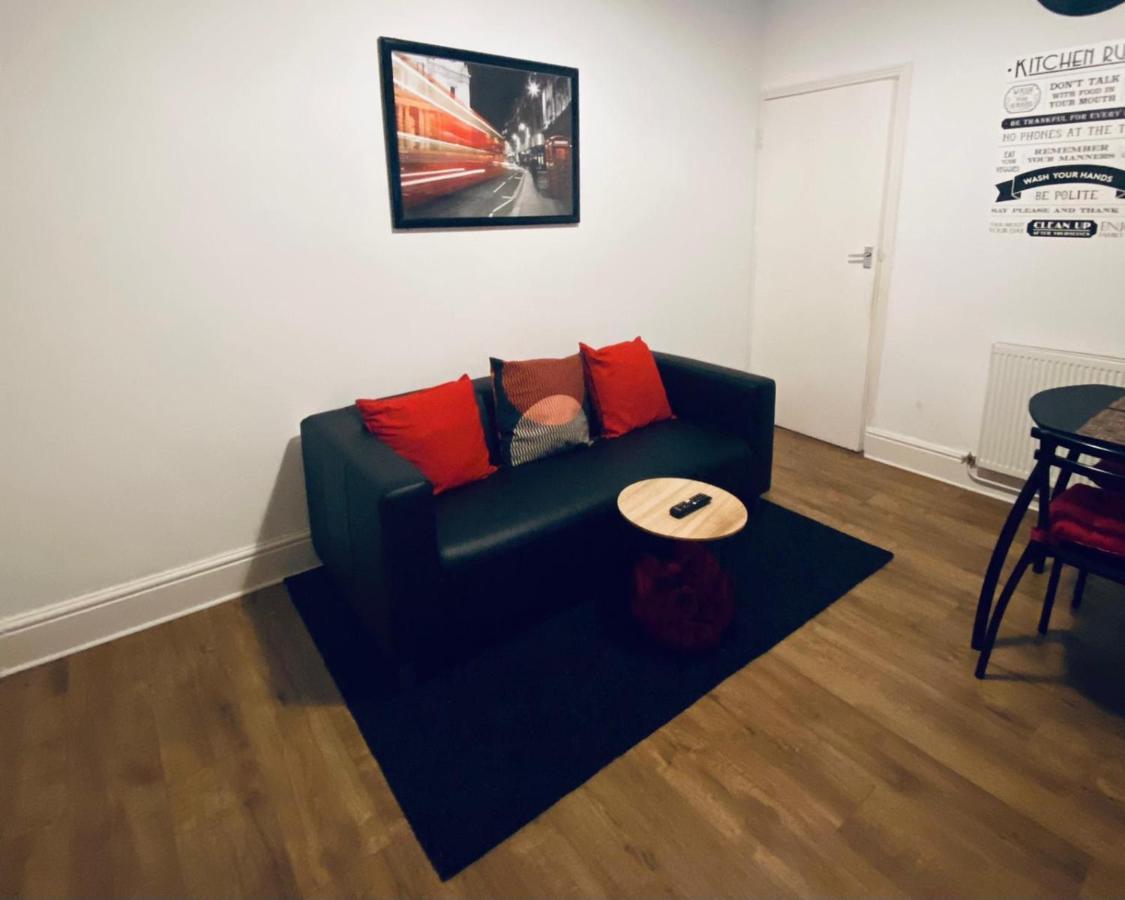 Large 4 Bedroom Home - Coventry City Centre エクステリア 写真