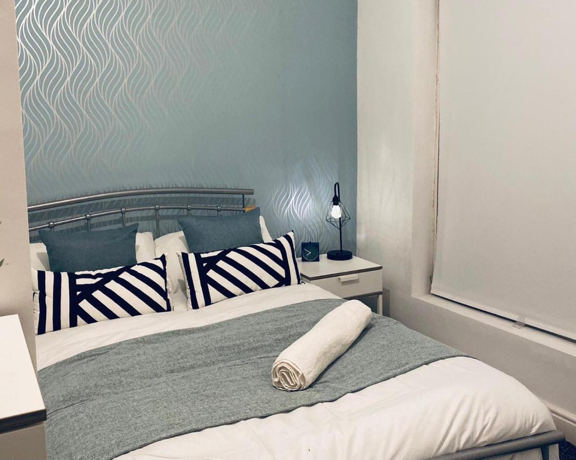 Large 4 Bedroom Home - Coventry City Centre エクステリア 写真