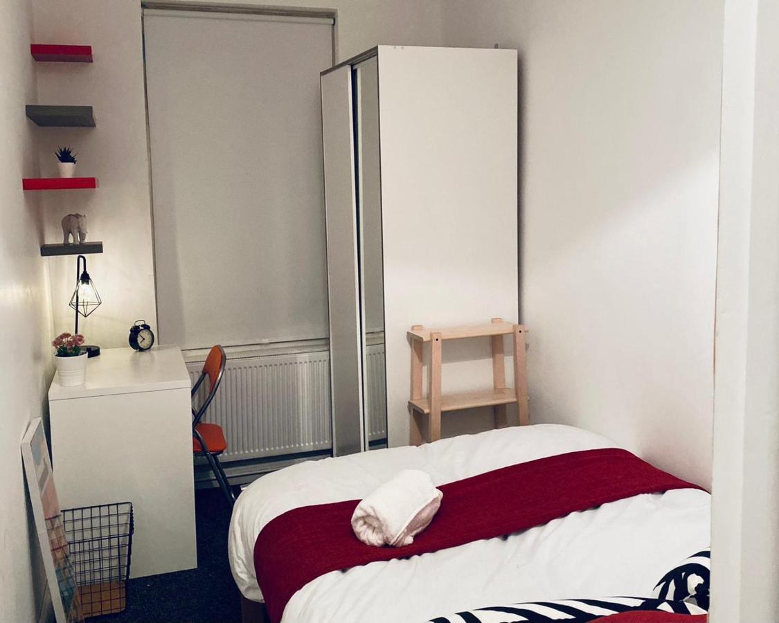Large 4 Bedroom Home - Coventry City Centre エクステリア 写真
