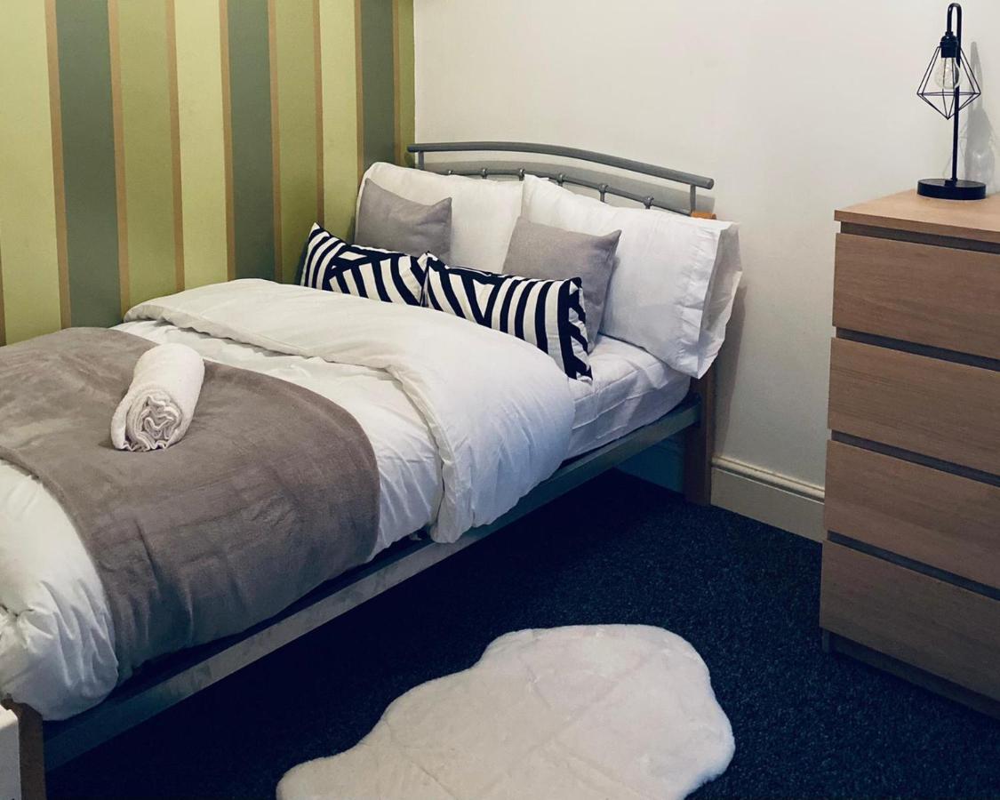 Large 4 Bedroom Home - Coventry City Centre エクステリア 写真