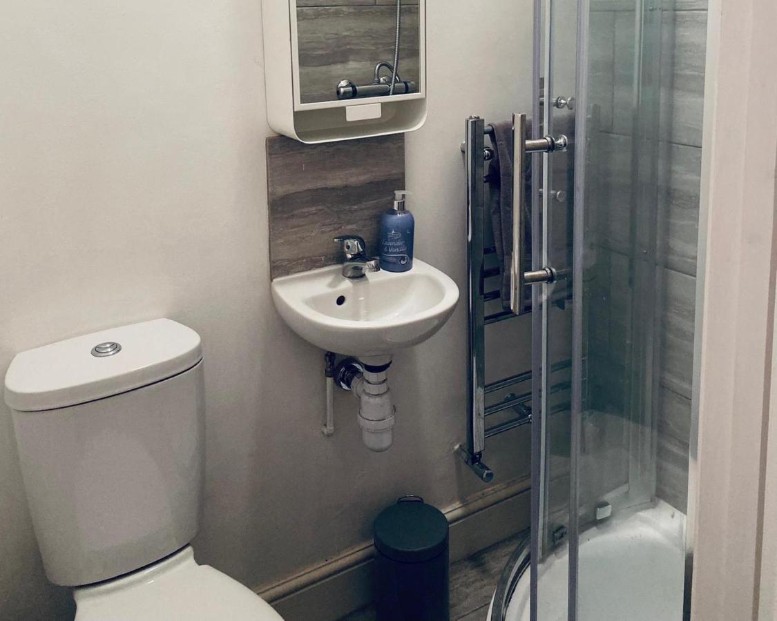 Large 4 Bedroom Home - Coventry City Centre エクステリア 写真