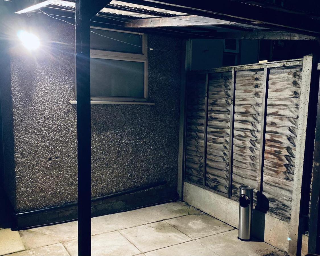 Large 4 Bedroom Home - Coventry City Centre エクステリア 写真