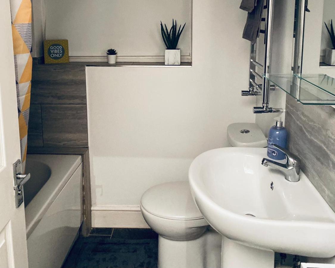 Large 4 Bedroom Home - Coventry City Centre エクステリア 写真